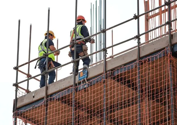 Ανδρες φορώντας μαπ κάνουν εργασίες σε ύψος